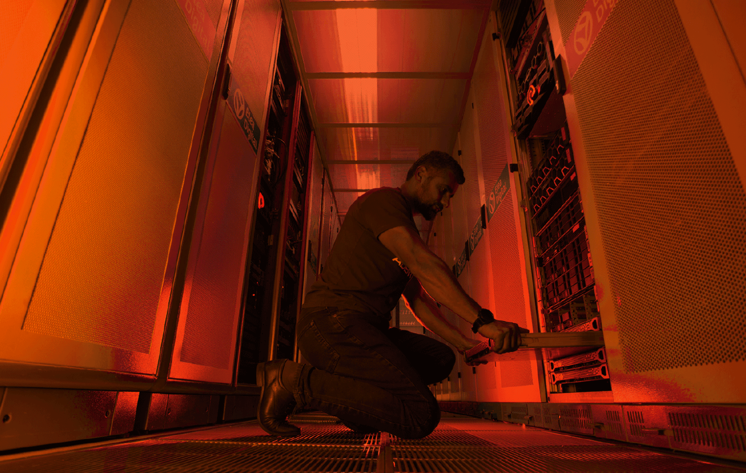 Técnico da Adentro provendo soluções em nuvem, manuseando servidores no data center