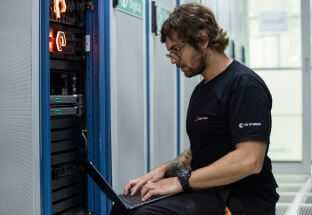 Técnico da Adentro monitorando operação de servidores em data center parceiro