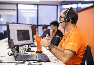 Analista da Adentro realizando atendimento técnico com monitoramento ativo.