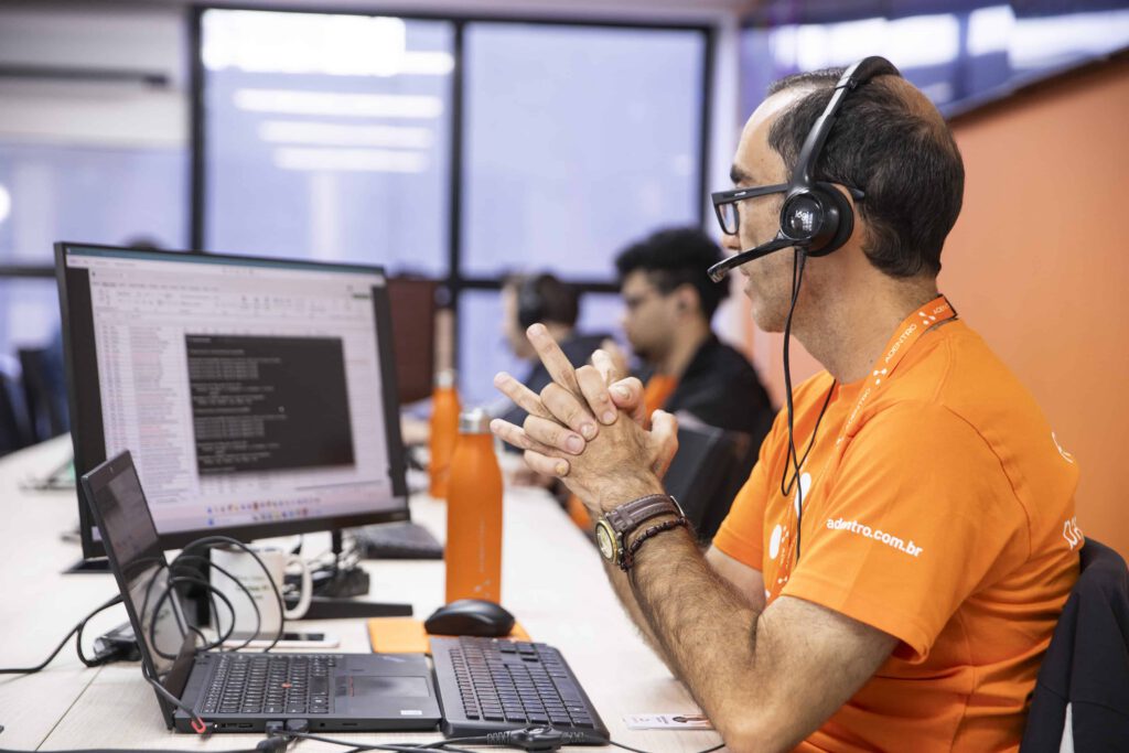 Profissional da Adentro oferecendo suporte técnico especializado para ambiente de nuvem privada